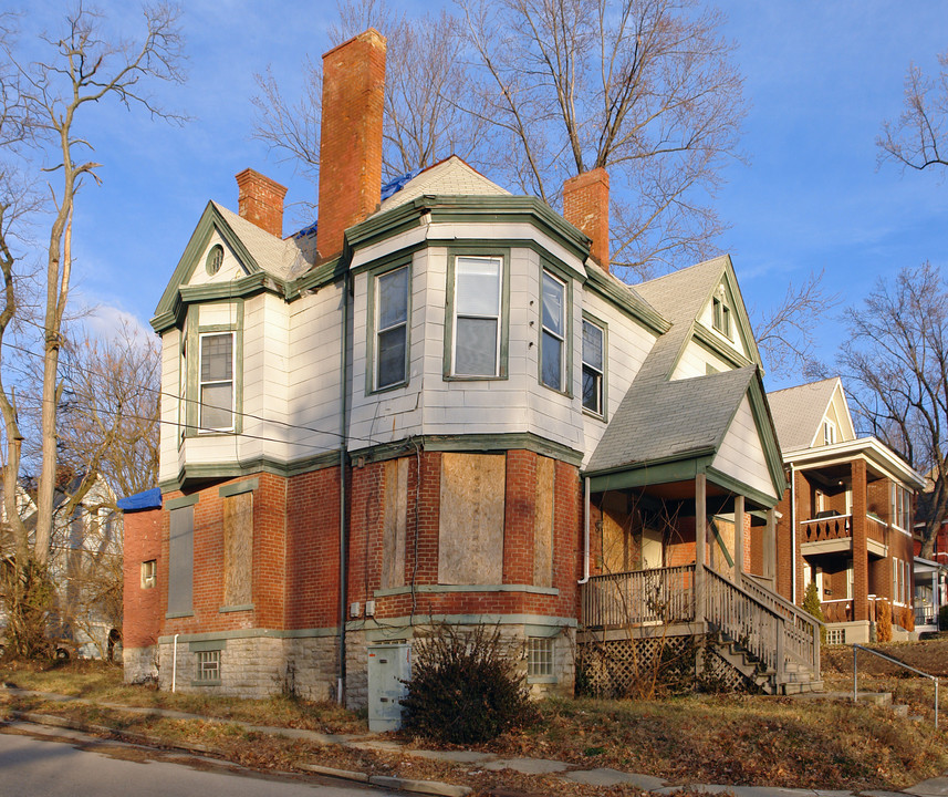 2201 Kemper Ln in Cincinnati, OH - Building Photo