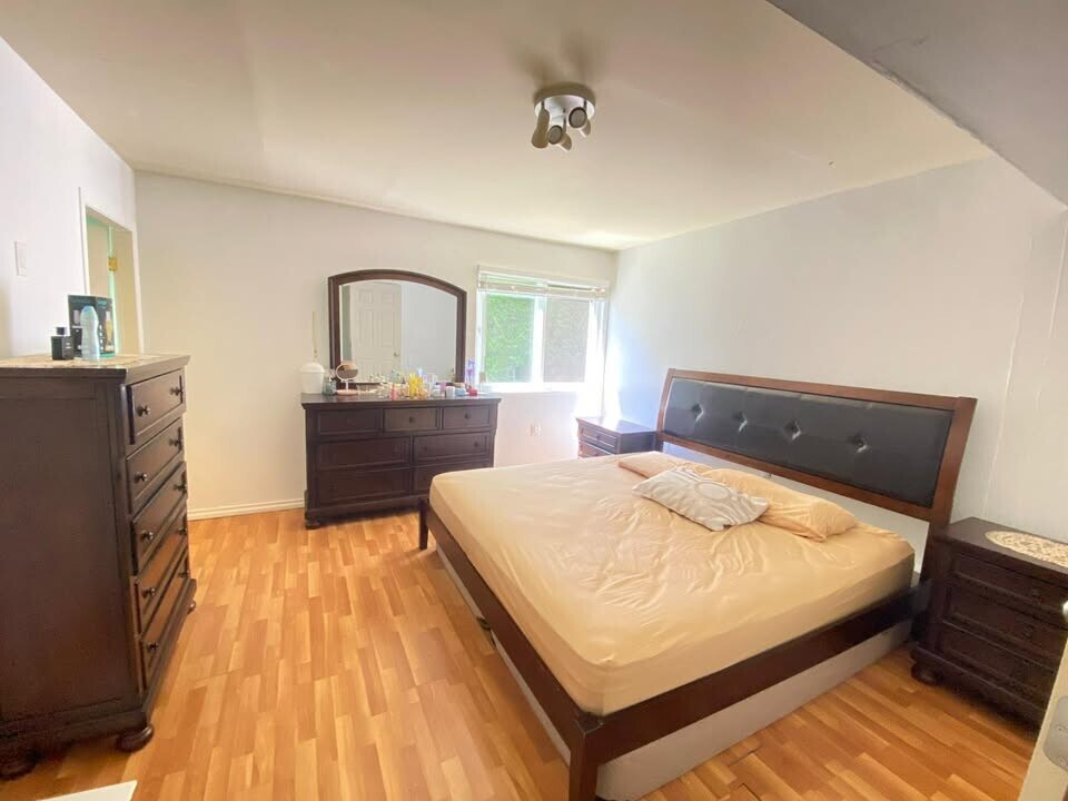 403 6th St E in North Vancouver, BC - Building Photo