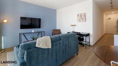 513 S Damen Ave, Unit 702 in Chicago, IL - Building Photo - Building Photo