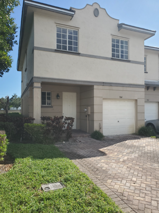 964 Tortuga Dr in Riviera Beach, FL - Building Photo