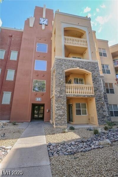 68 E Serene Ave in Las Vegas, NV - Foto de edificio