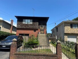 8 Bainbridge St in Roosevelt, NY - Building Photo