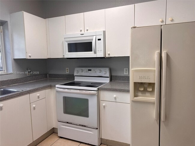 3926 SW 52nd Ave in Pembroke Park, FL - Building Photo - Building Photo