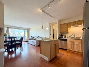 29 Concord Ave, Unit 706 in Cambridge, MA - Foto de edificio - Building Photo