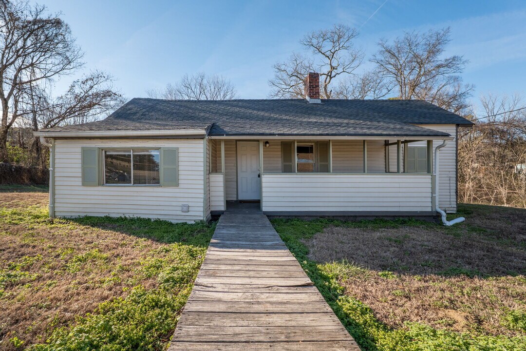 320 Old Pne Hl Rd in Birmingham, AL - Building Photo