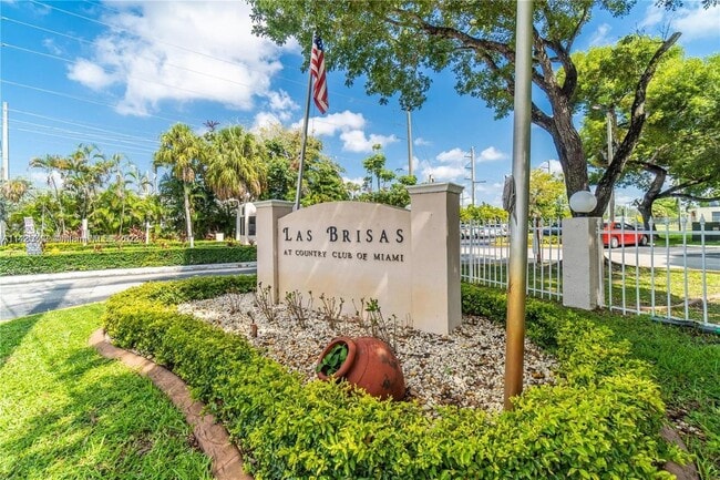 7125 NW 186th St, Unit #B304 in Hialeah, FL - Foto de edificio - Building Photo