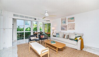 195 Sunrise Dr in Key Biscayne, FL - Building Photo