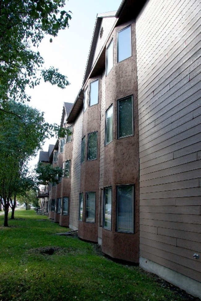 River Gardens North & South Apartments in Sioux Falls, SD - Building Photo - Building Photo