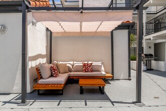 Mansfield Terrace Apartments in Los Angeles, CA - Foto de edificio - Building Photo