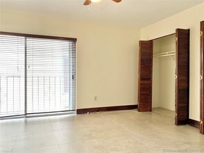 5838 SW 74th Terrace-Unit -Apt 304 in South Miami, FL - Building Photo - Building Photo