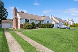 26 Whitman Ave in Syosset, NY - Building Photo - Building Photo