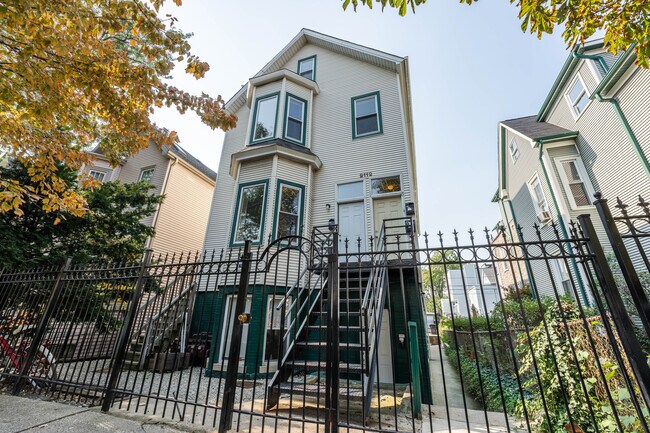 2112 N Campbell Ave, Unit GARDEN in Chicago, IL - Building Photo - Building Photo