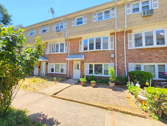 property at 9 Elna Ct