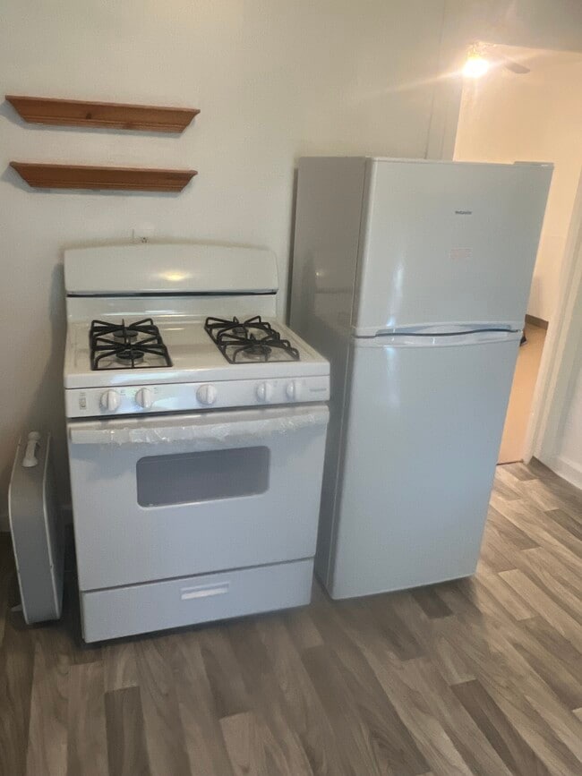 1068 Washington Ave, Unit Apt 4 in Muskegon, MI - Building Photo - Building Photo