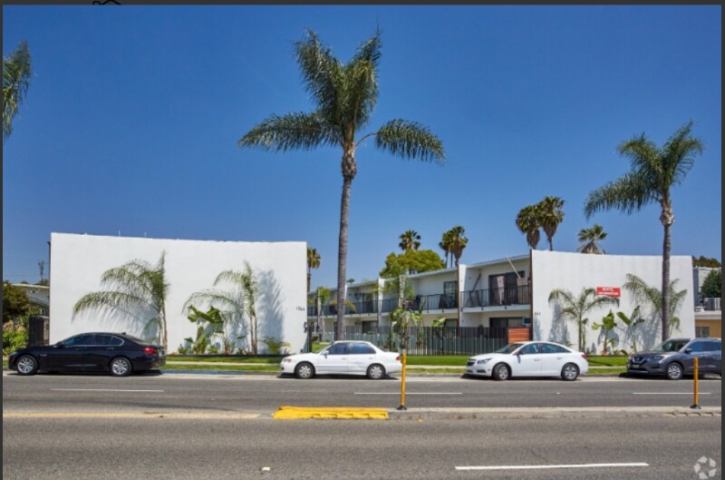 1740 Redondo Ave in Long Beach, CA - Foto de edificio