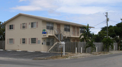 4440 NE 1st Ter in Oakland Park, FL - Foto de edificio - Building Photo