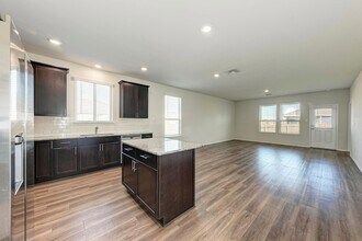 201 Pivot Dr in Taylor, TX - Foto de edificio - Building Photo