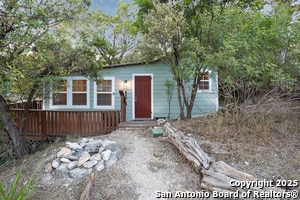 147 Choctaw Trl in Lakehills, TX - Building Photo