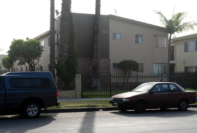 626 S Osage Ave in Inglewood, CA - Foto de edificio - Building Photo