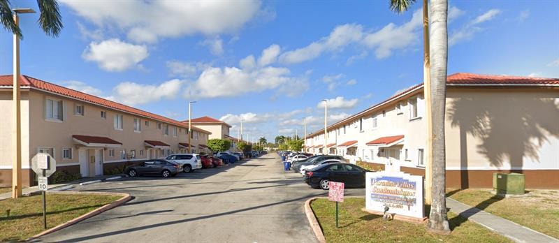 8055 NW 8th St in Miami, FL - Building Photo