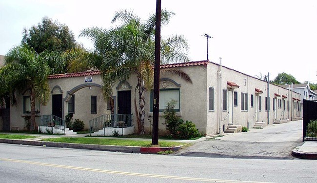 924-930 E 3rd St in Long Beach, CA - Building Photo - Building Photo