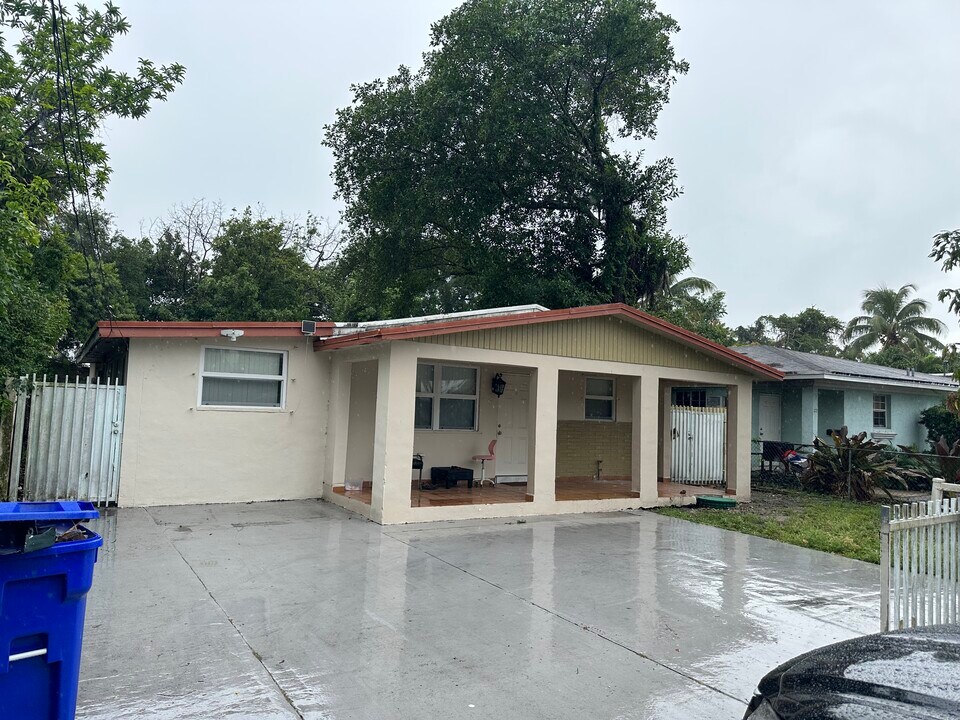 180 NE 169th St in North Miami Beach, FL - Building Photo
