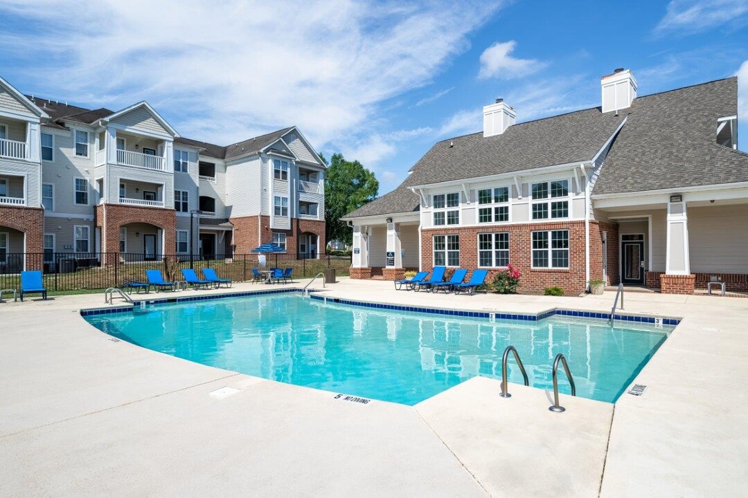 Falls Creek Apartments and Townhomes in Raleigh, NC - Foto de edificio