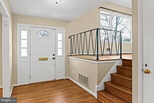 6926 Whitehall Pl in McLean, VA - Building Photo