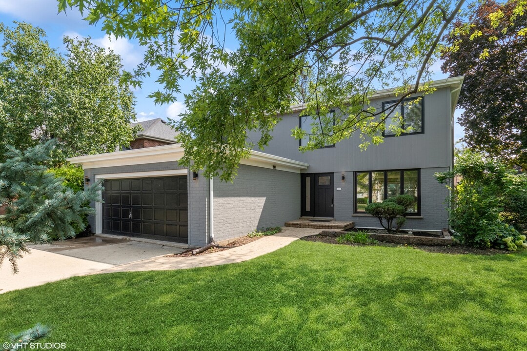 1003 Crystal Ct in Glenview, IL - Building Photo