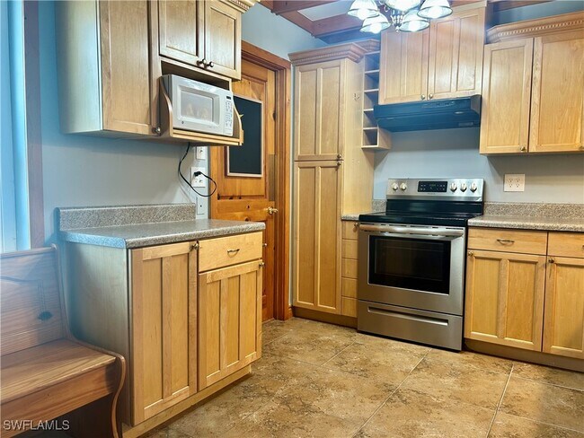 652 NE 15th Ct in Cape Coral, FL - Building Photo - Building Photo