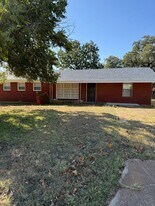 211 E 3rd St in Keene, TX - Building Photo