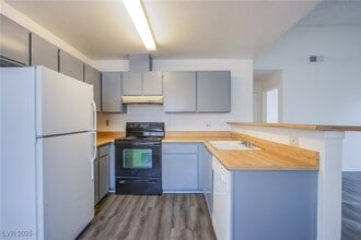 2696 Jennydiane Dr in Las Vegas, NV - Building Photo - Building Photo