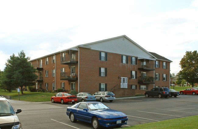 Southview Condominiums in Roanoke, VA - Foto de edificio - Building Photo