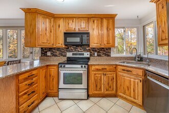 21 Edge Hill Rd in Guilford, CT - Building Photo - Building Photo