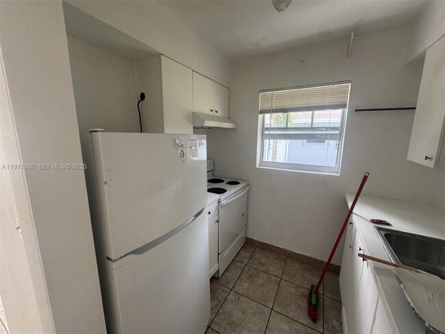 923 SE 2nd Ave-Unit -3 in Hallandale Beach, FL - Building Photo - Building Photo