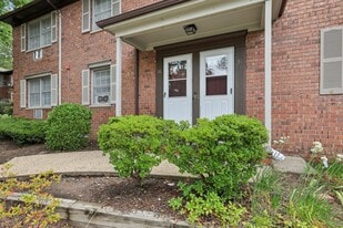 14 A Lakeside Dr in Millburn, NJ - Building Photo