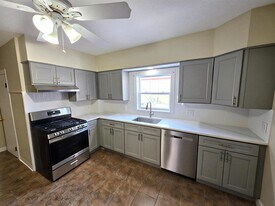 49 Hillside Ave, Unit 1 in Everett, MA - Building Photo