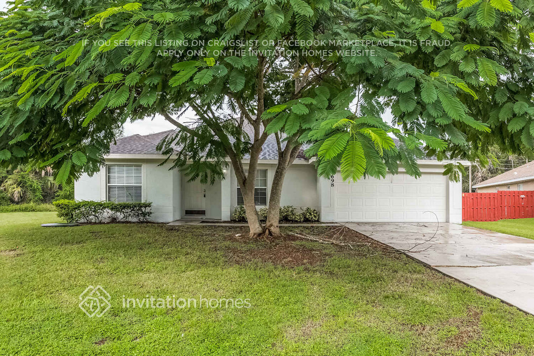 1698 SW Alberca Ln in Port St. Lucie, FL - Building Photo