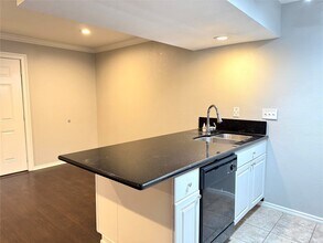 5353 Richmond Ave. in Houston, TX - Building Photo - Building Photo