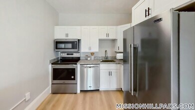 44 Guild St, Unit 3 in Boston, MA - Foto de edificio - Building Photo