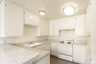 Village Pointe Apartments in Hawthorne, CA - Foto de edificio - Interior Photo