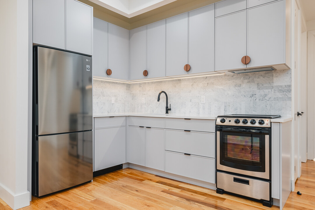 33 Franklin St, Unit 204 in Brooklyn, NY - Building Photo