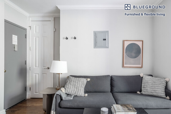 118 Christopher St, Unit FL4-ID1166 in New York, NY - Building Photo - Building Photo