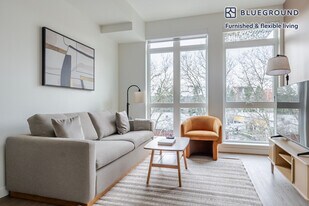 17645 NE 69th Ct in Redmond, WA - Building Photo