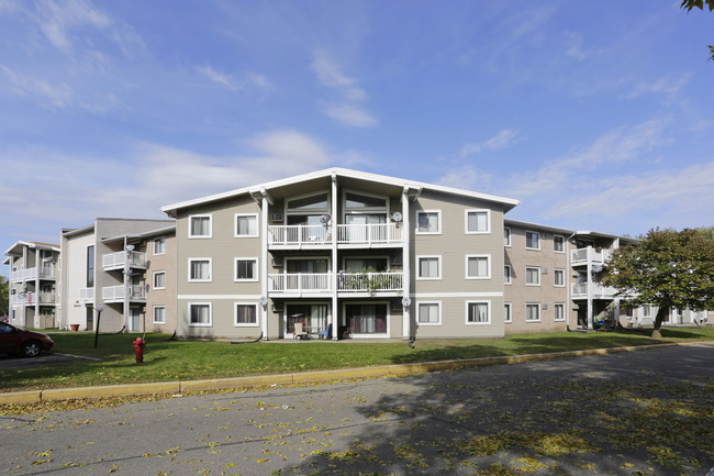 Stone Grove Apartments in Burnsville, MN - Building Photo - Building Photo