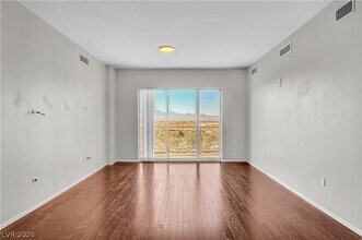 8255 S Las Vegas Blvd in Las Vegas, NV - Foto de edificio - Building Photo