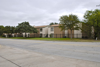 Manhattan Park Townhomes in Arlington, TX - Building Photo - Building Photo