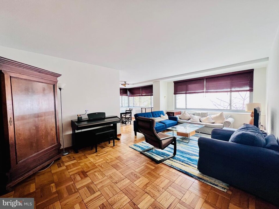 4200 Cathedral Ave NW in Washington, DC - Building Photo