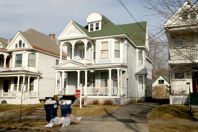 1107 Union St in Schenectady, NY - Foto de edificio - Building Photo