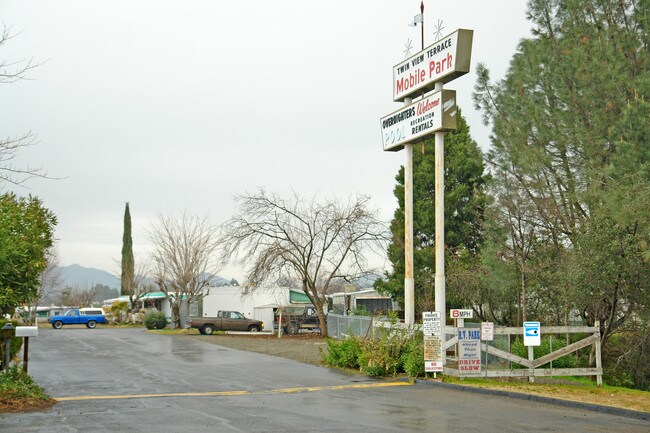 Twin View Terrace Mobile Home Park in Redding, CA - Foto de edificio - Building Photo